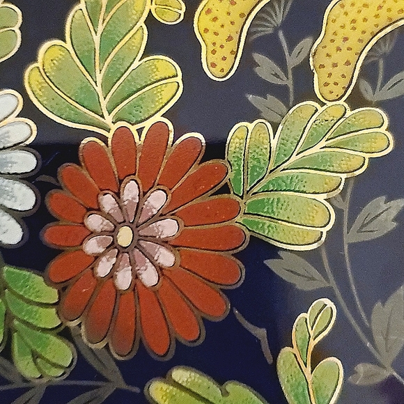 Vintage Japanese Cobalt Blue Porceline Chrysanthemum Floral Design 7.5" Plate - Picture 4 of 5